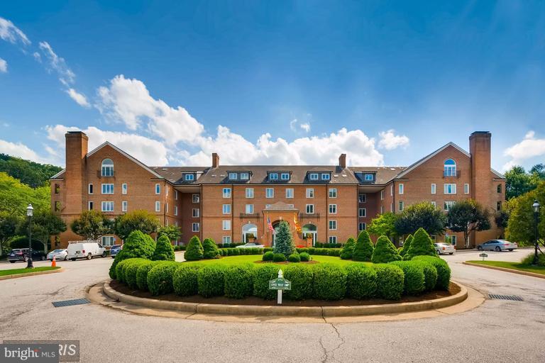 OWNER WANTS TO SELL SOON! WILL CONSIDER ALL OFFERS! Freshly painted 2BR, 2BA condo in the sought after Risteau. This unit features updated kitchen, balcony with a great view which overlooks the courtyard/pool/woods. Full-service, secure building w/ doorman and desk clerk, elevator, exercise room, tennis courts and outdoor pool situated on meticulously manicured grounds!