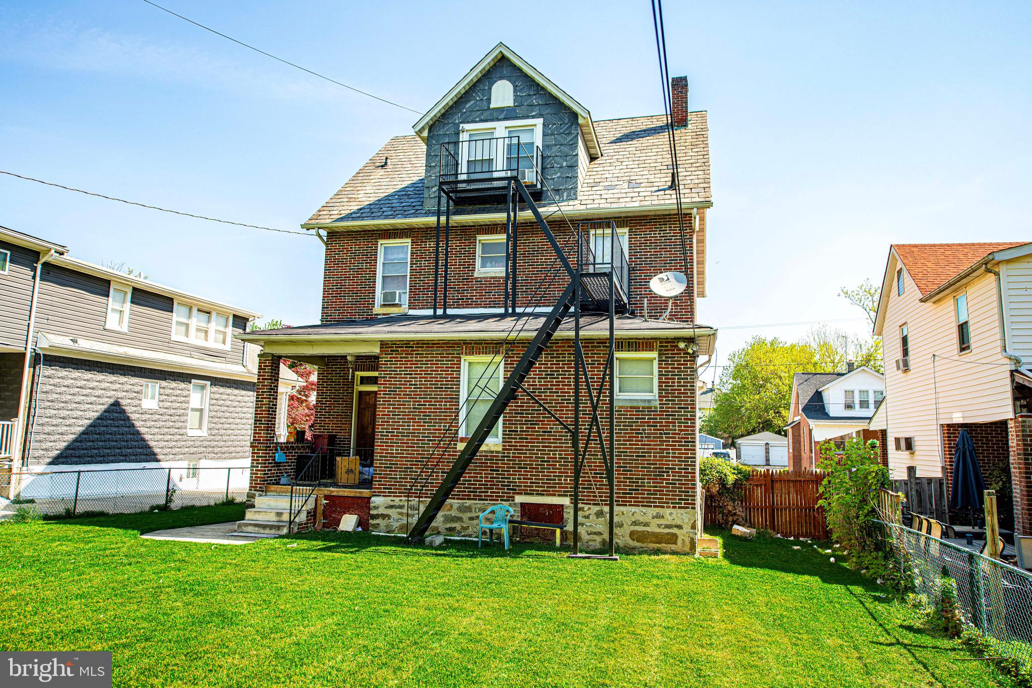 Main image without alt text