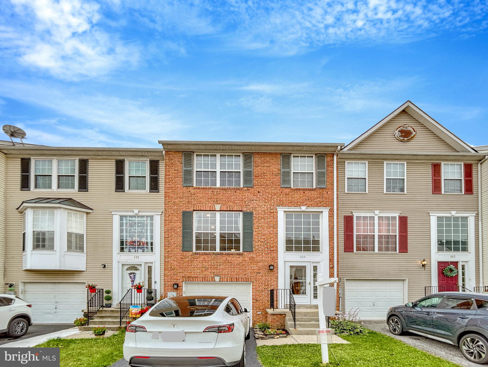 **For Rent – Stunning 3-Level Townhome** Welcome to this beautiful 3-level townhome featuring 3 bedrooms, 2.5 baths, and a 1-car garage, located in the highly desirable North Crossing community!
Enjoy a modern open floor plan with updated flooring, stylish lighting, and a gourmet kitchen equipped with stainless steel appliances and a custom pantry. The upper level offers three spacious bedrooms, including a vaulted-ceiling primary suite with a private ensuite bath. Two additional bedrooms and a full hall bath complete the upper floor.
The walkout lower level includes a versatile rec room, garage access, and direct access to a fenced backyard with a deck and patio—perfect for entertaining or relaxing outdoors.
Community amenities include a swimming pool, playgrounds, and walking trails. Conveniently located close to shopping, dining, and major commuter routes for easy access to everything Frederick has to offer.
Don’t miss this opportunity—schedule your showing today!!