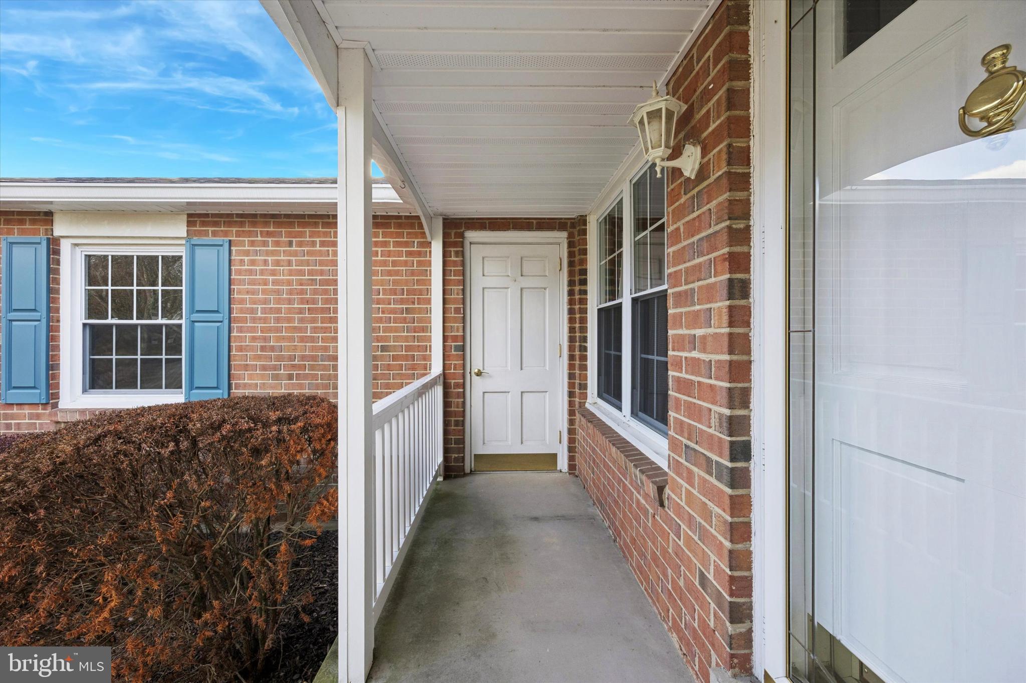 2710 E LANDSDOWNE DRIVE