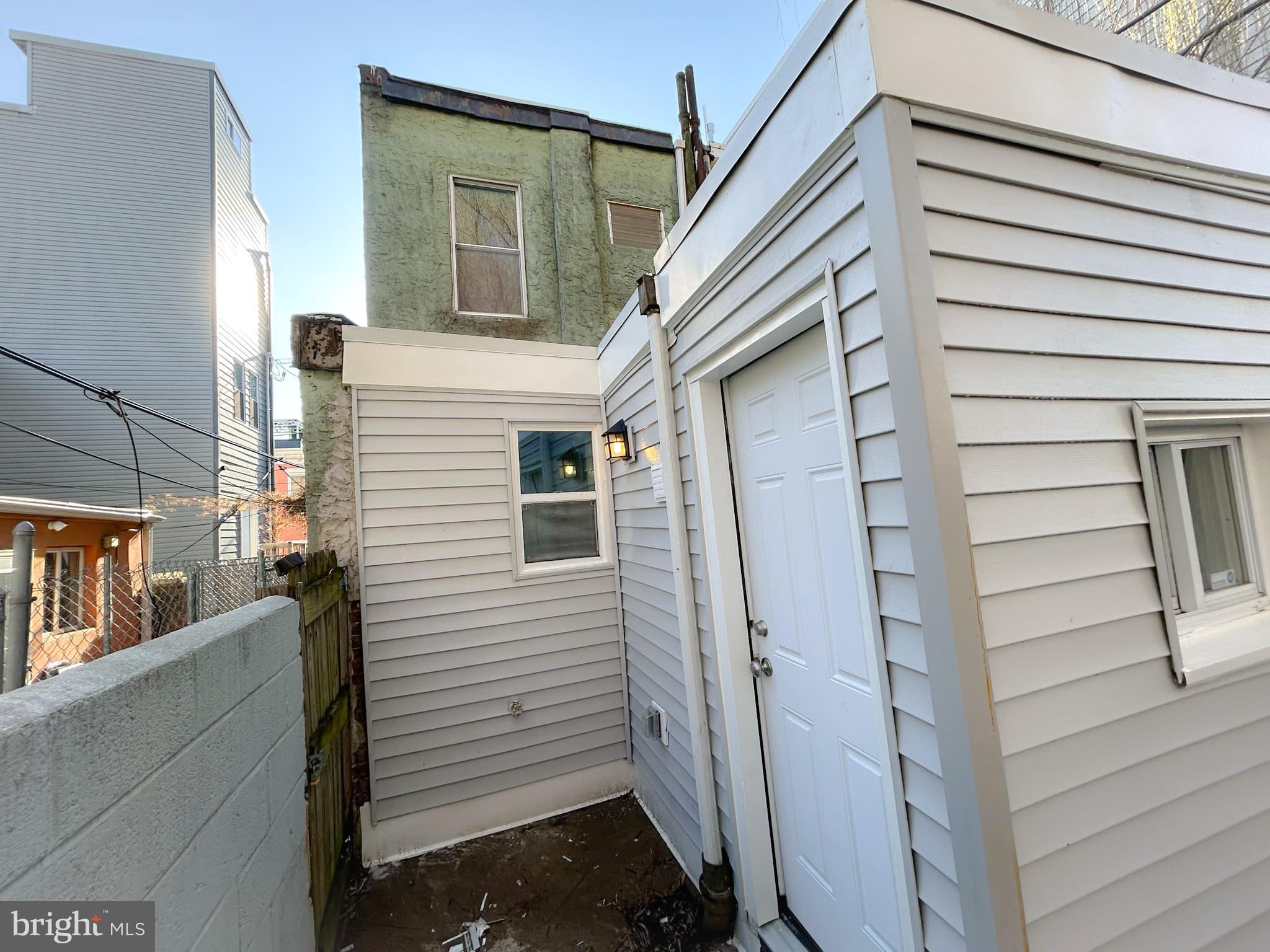 EAST KENSINGTON - Residential