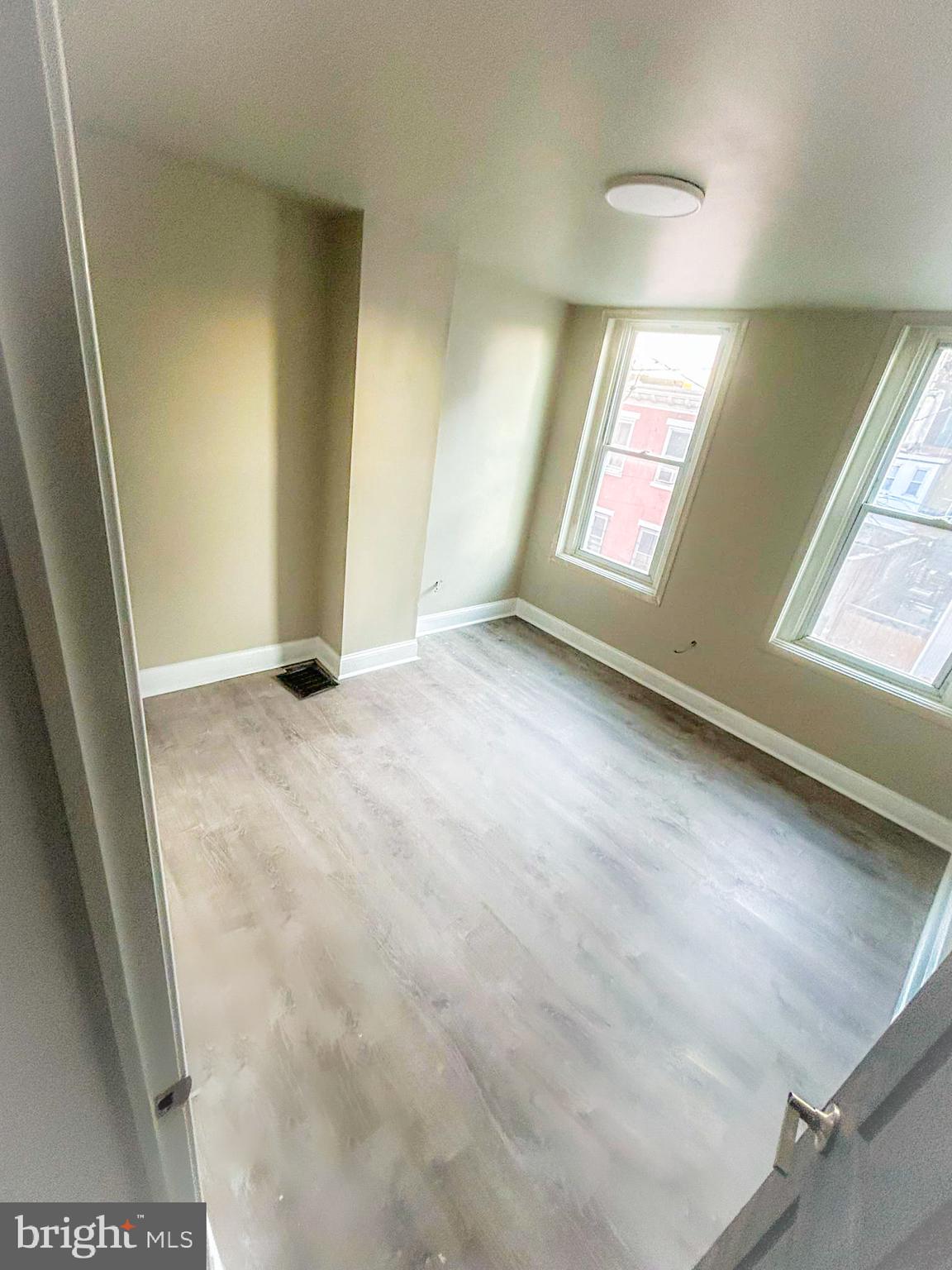 EAST KENSINGTON - Residential