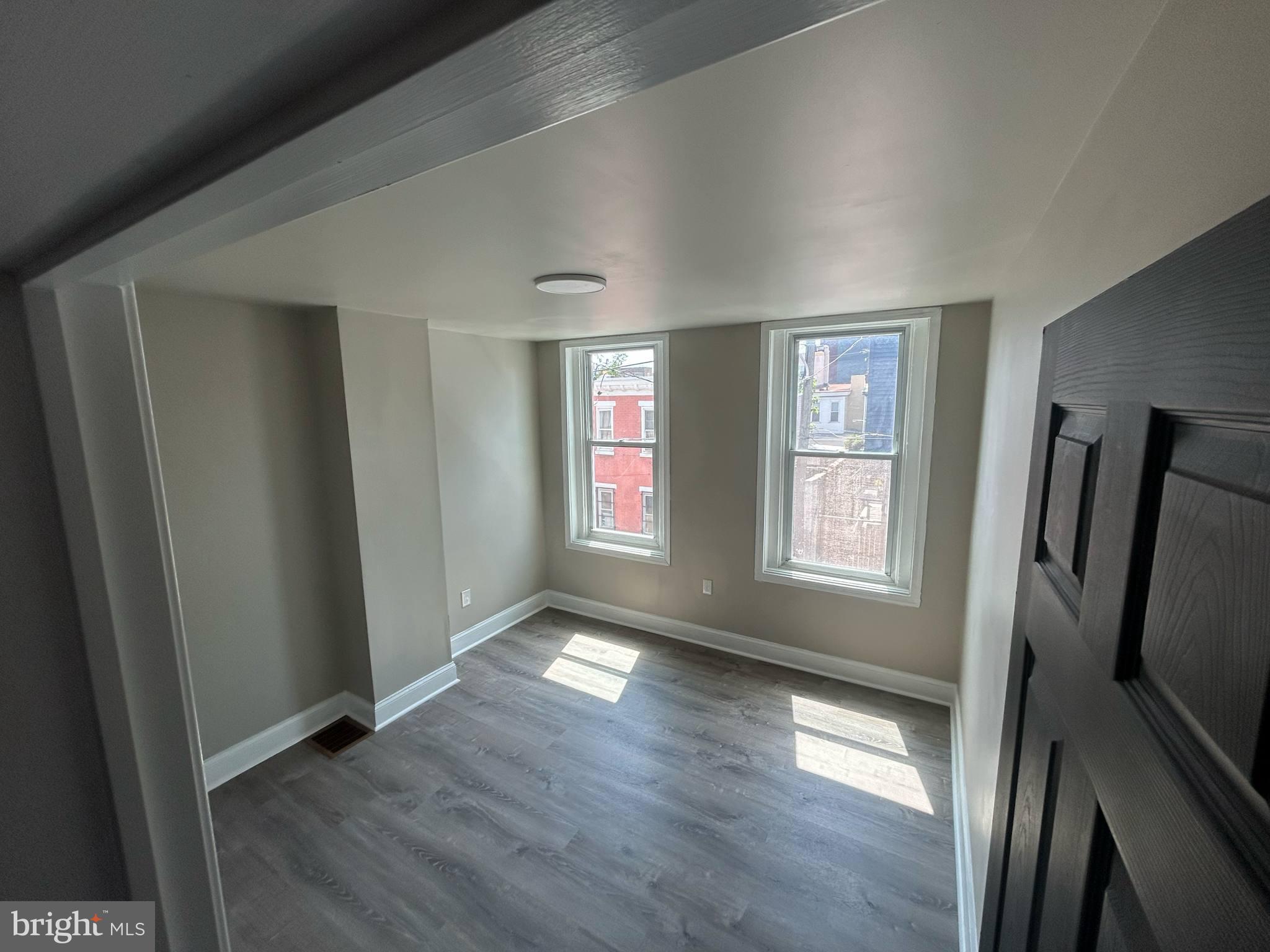 EAST KENSINGTON - Residential