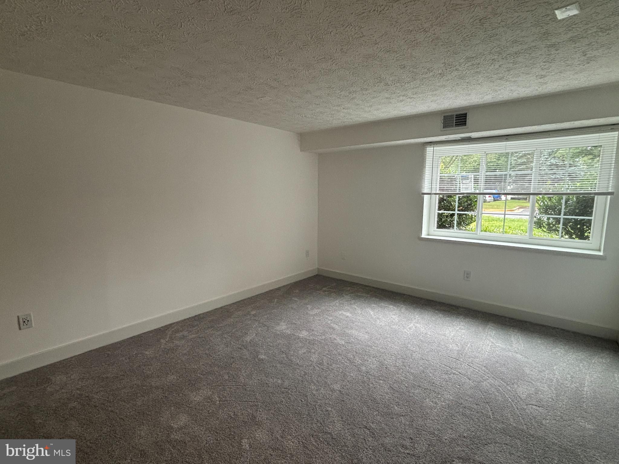 KNOLLS AT NORTH LAKE CONDOMINIUM - Residential