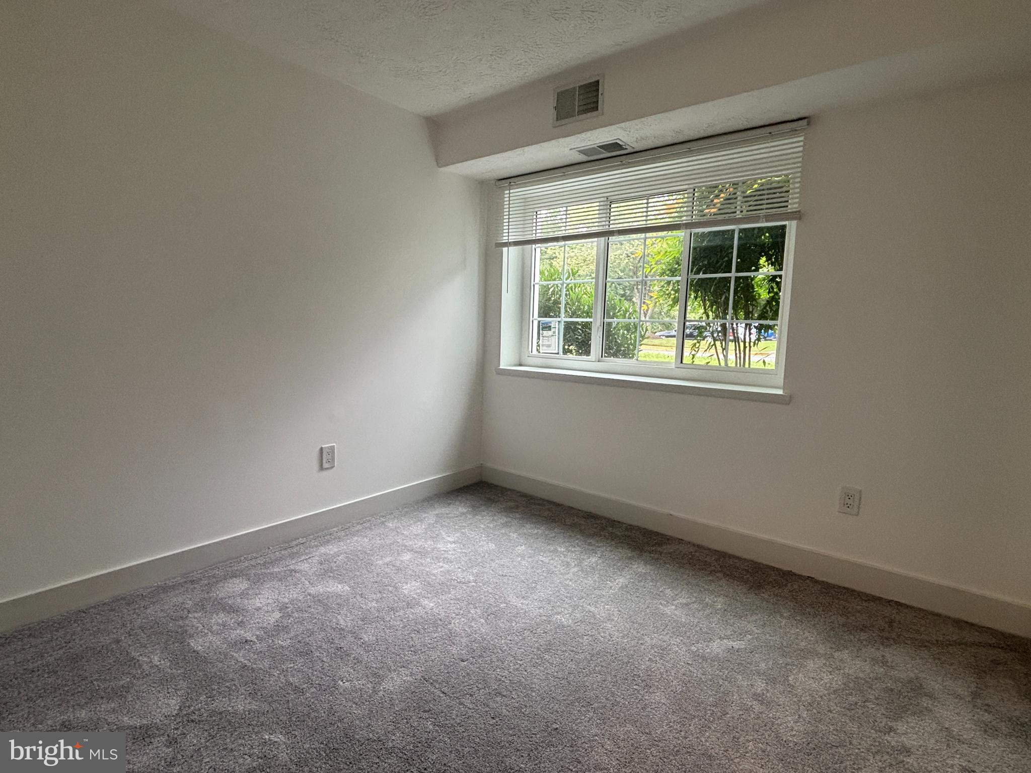 KNOLLS AT NORTH LAKE CONDOMINIUM - Residential