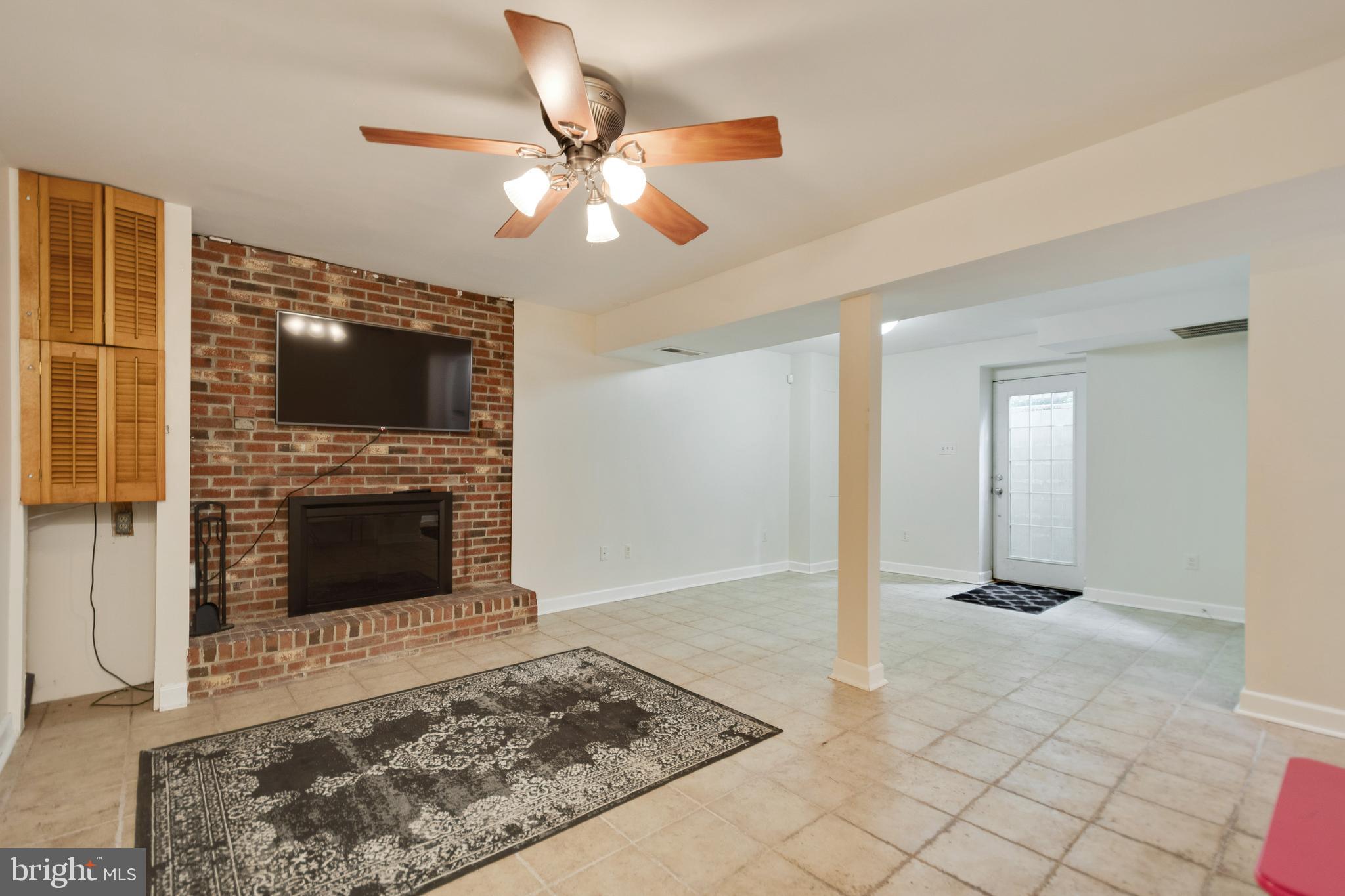 COUNTRY LAKES - Residential