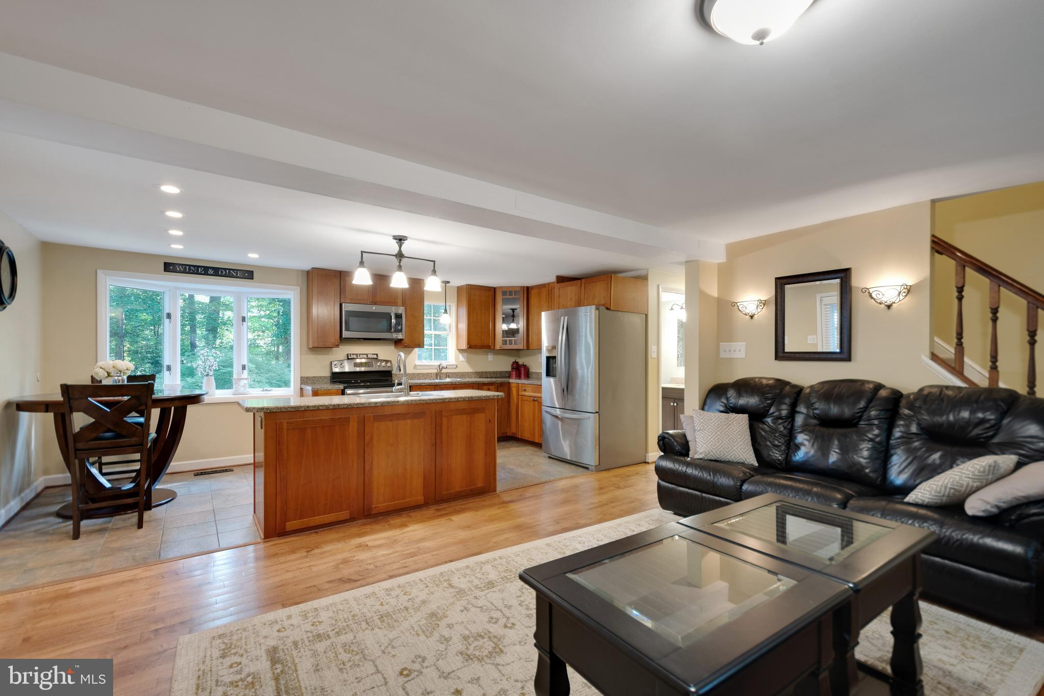 COUNTRY LAKES - Residential