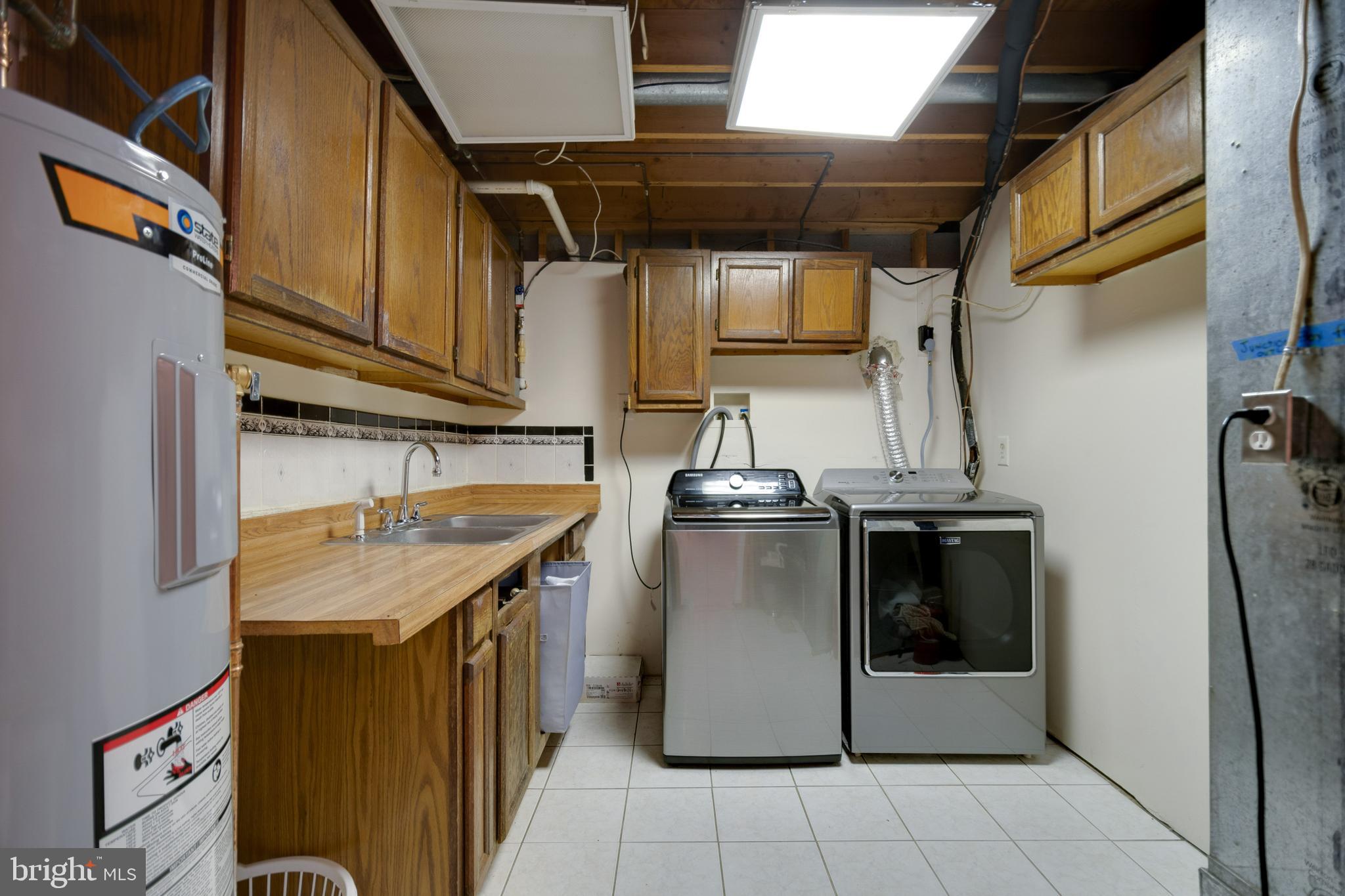 COUNTRY LAKES - Residential