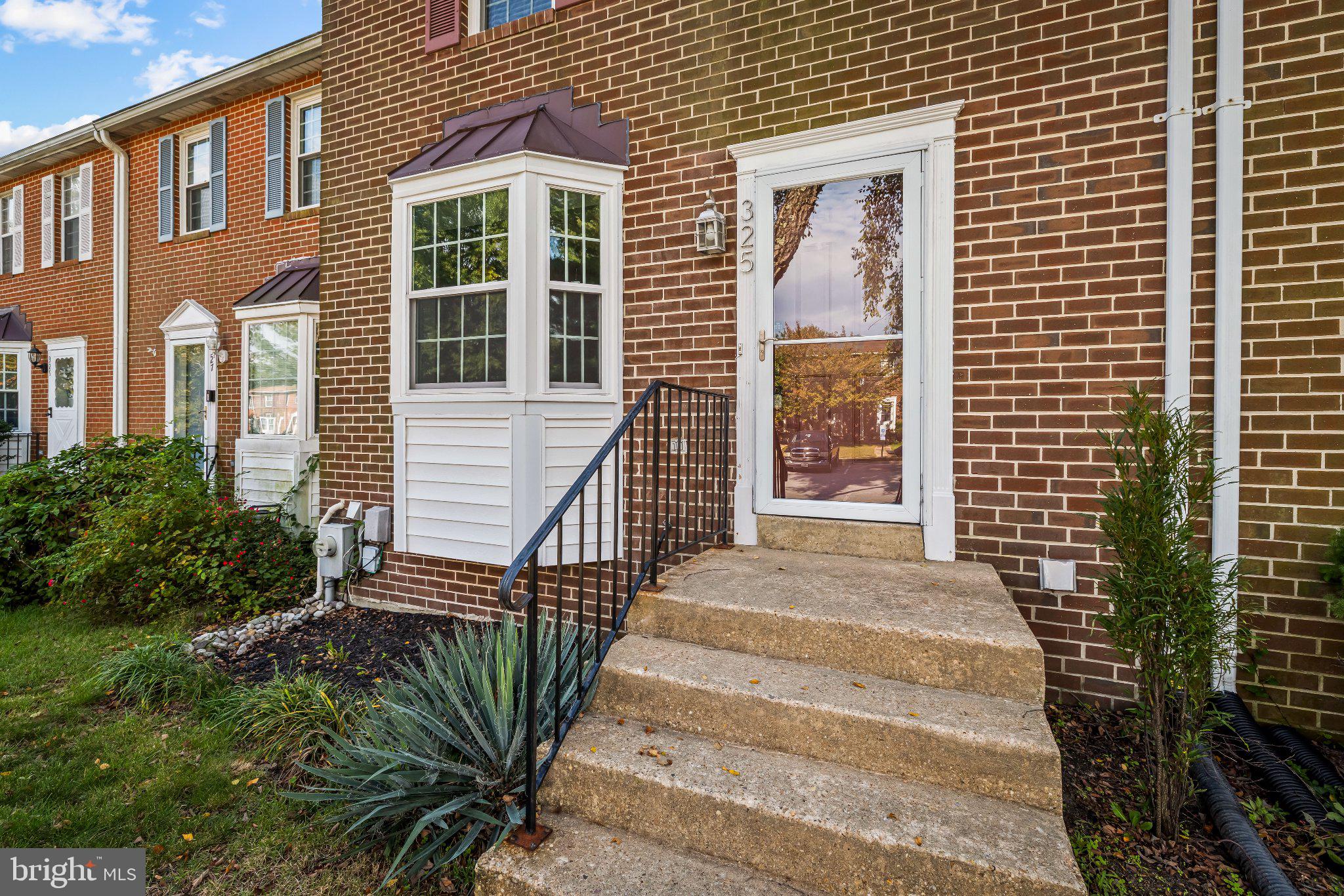 325 RAMBLING RIDGE COURT