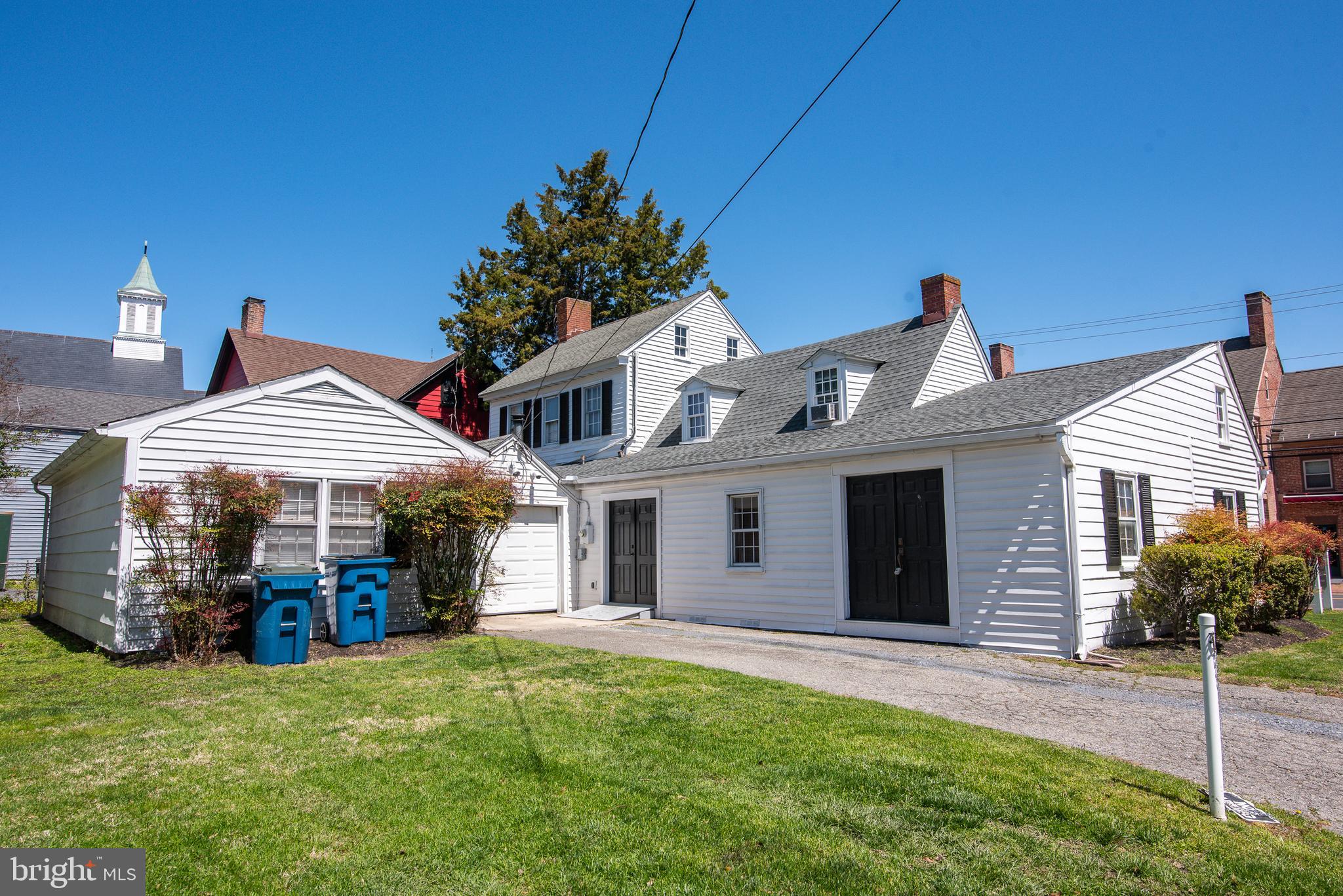 Main image without alt text