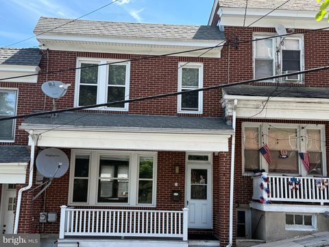 Townhouse For Sale - 14 S 12th Street<br/> POTTSVILLE, PA 17901