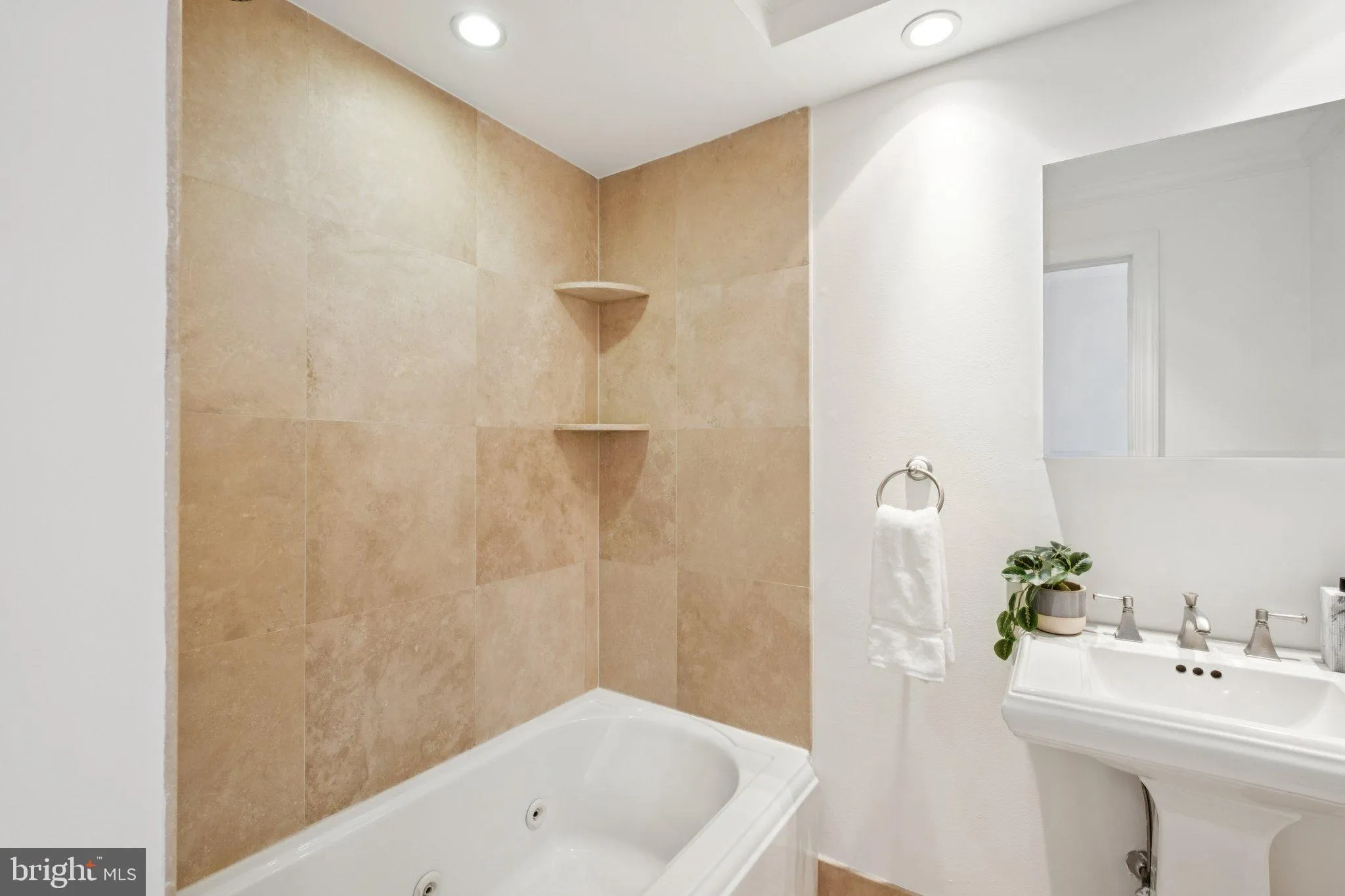 Philadelphia, Pennsylvania 19103, United States, 2 Bedrooms Bedrooms, ,2 BathroomsBathrooms,Residential,Active,216007