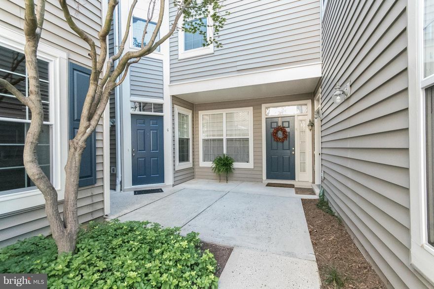 ONE LEVEL LIVING AT ITS FINEST! 2 BR/2BA 1 CAR GARAGE CONDO IN SUTTON RIDGE. BRIGHT KITCHEN W/GRANITE COUNTER TOP,SS GAS STOVE.SPACIOUS WALK IN CLOSET OFF OF THE FOYER. LR/DR WITH HARDWOOD FLOORS,GAS FP WITH LOADS OF NATURAL LIGHT. 2 PRIVATE BALCONIES. MBED W/HARDWOOD FLOORS, CEILING FAN, WALK IN CLOSET WITH CUSTOM CLOSET ORGANIZER AND FULL BR. WASHER/DRYER. MIN TO RESTON TOWN CENTER AND METRO.