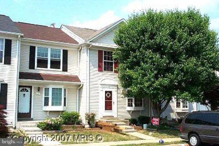 HOUSE WILL BE PAINTED AND PROFESSIOANLLY CLEANED INSIDE OUT  CARPETS WILL BE STEAM CLEANED** PARDON CURRENT TENANT'S STUFF! HOUSE WILL BE IMMACULATE FOR NEW TENANT'S MOVE IN  SPECTACULAR TOWNHOUSE! * SPECTACULAR YARD! ** 3 FIN. LEVEL  T/H ON A GORGEOUS CUL-DE-SAC LOT! ENJOY THE PRIVATE, "PARK-LIKE" SETTING FROM THE INVITING GROUND LEVEL DECK! , NEWER LAMINATE FLOORING,! SPACIOUS COUNTRY KIT., LG. REC ROOM,-3 BEDROOMS ON ULVL.-2 ROOMS IN BASEMENT W/FULL BATH- REALLY FANTASTIC! FENCED BACKYARD!