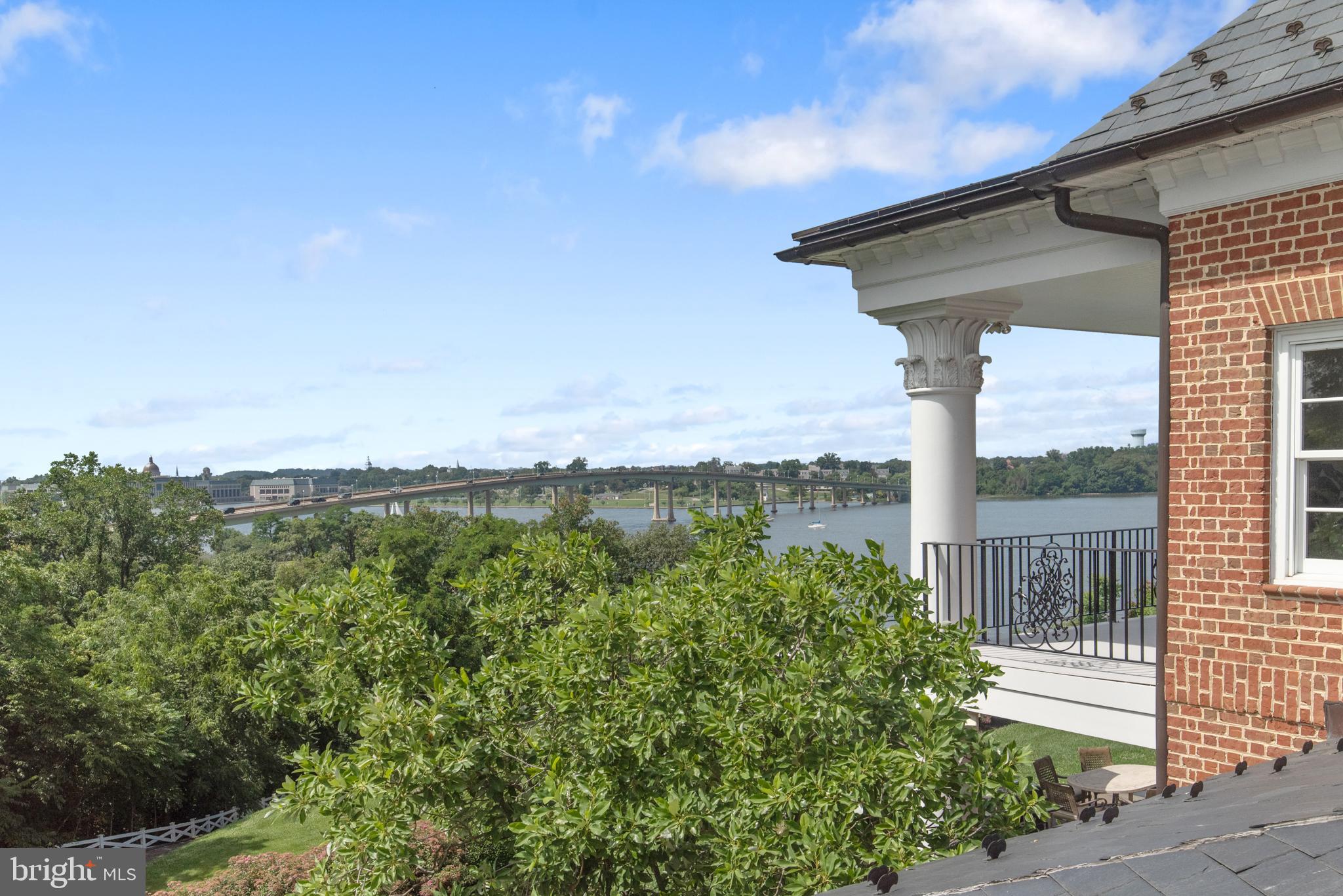 PENDENNIS MOUNT - Residential