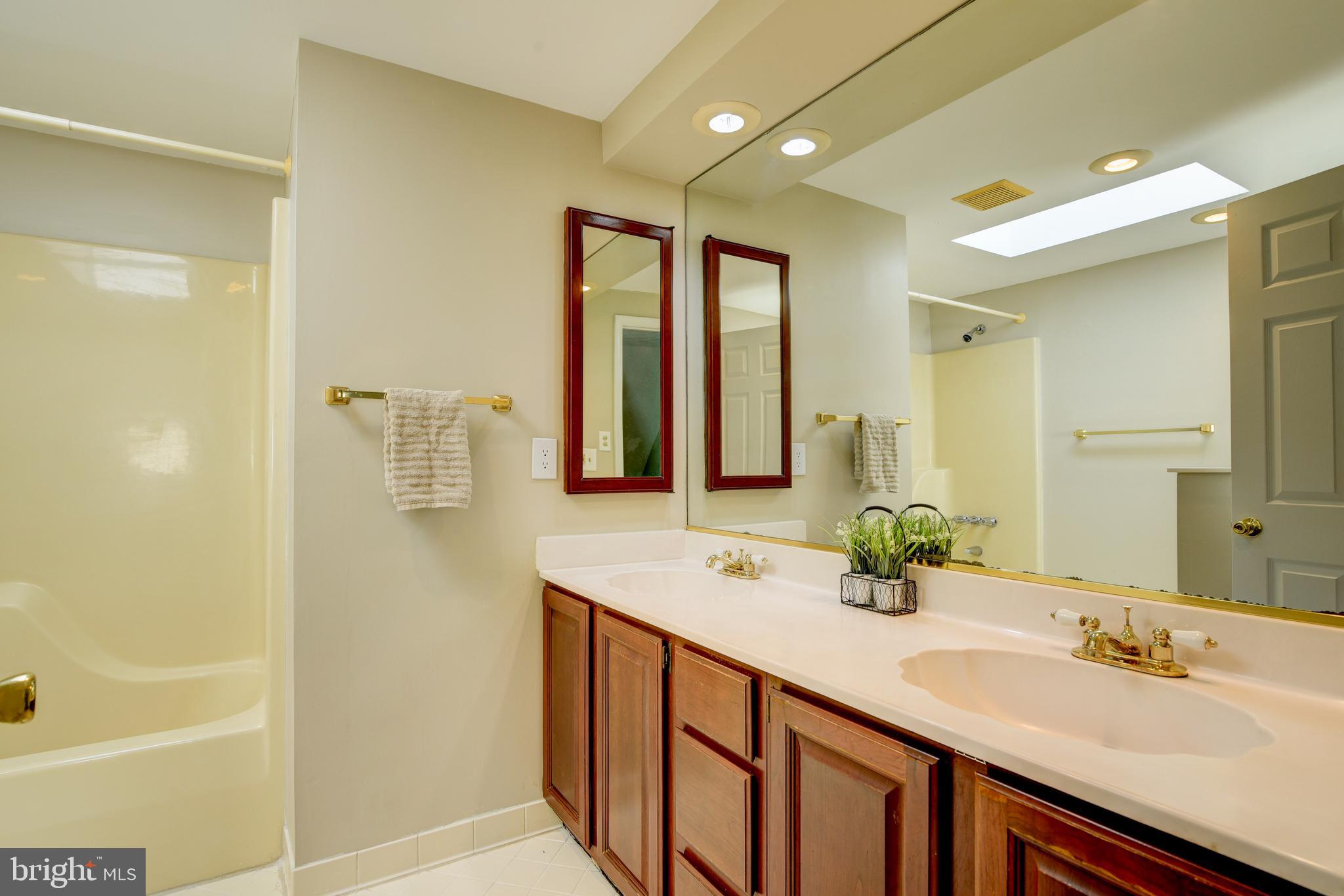 MONTCLAIR/COUNTRY CLUB - Residential Lease