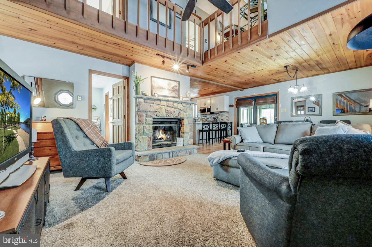 ARROWHEAD LAKE - Residential