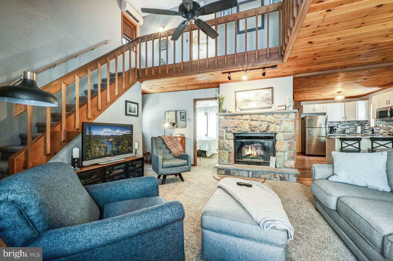 ARROWHEAD LAKE - Residential