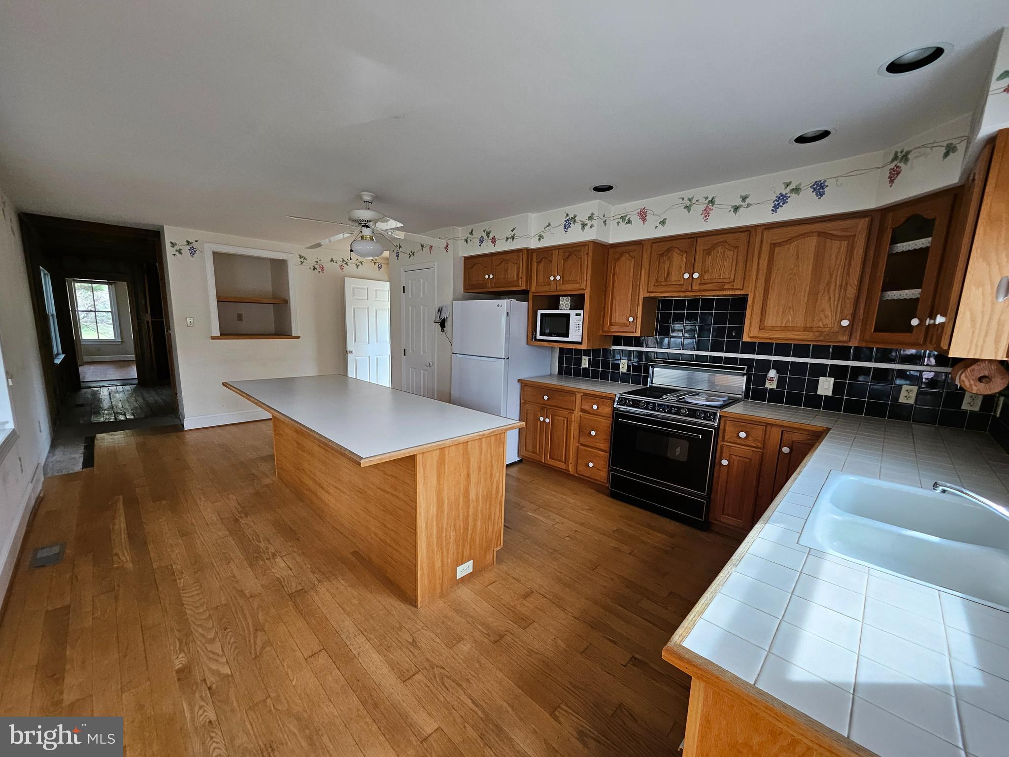 TOWN OF ROUND HILL - Residential