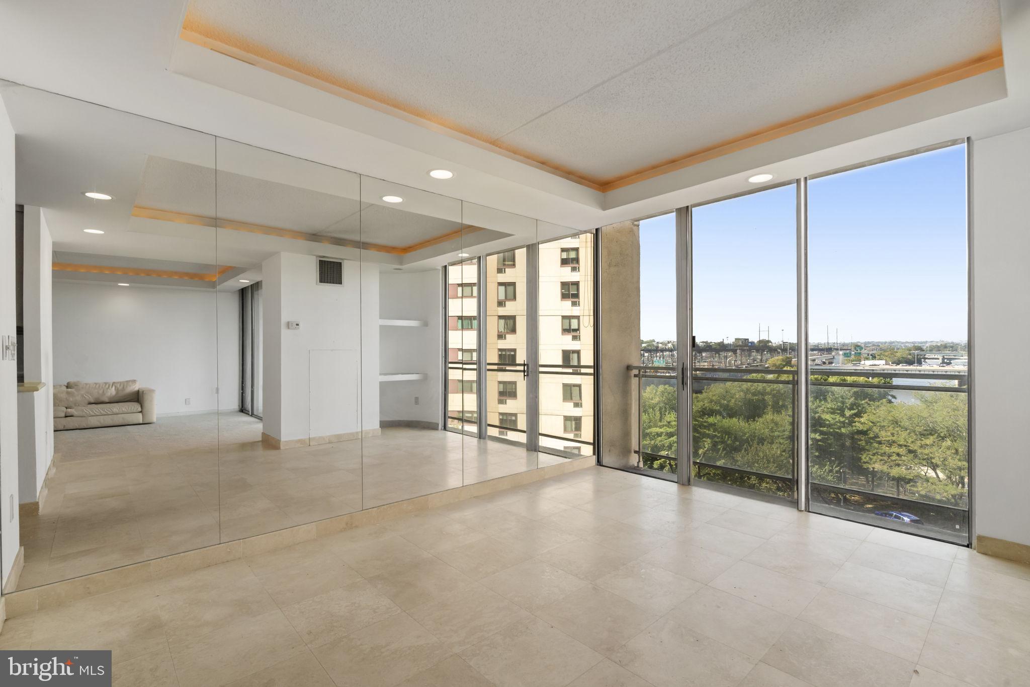 LOGAN SQUARE - Residential