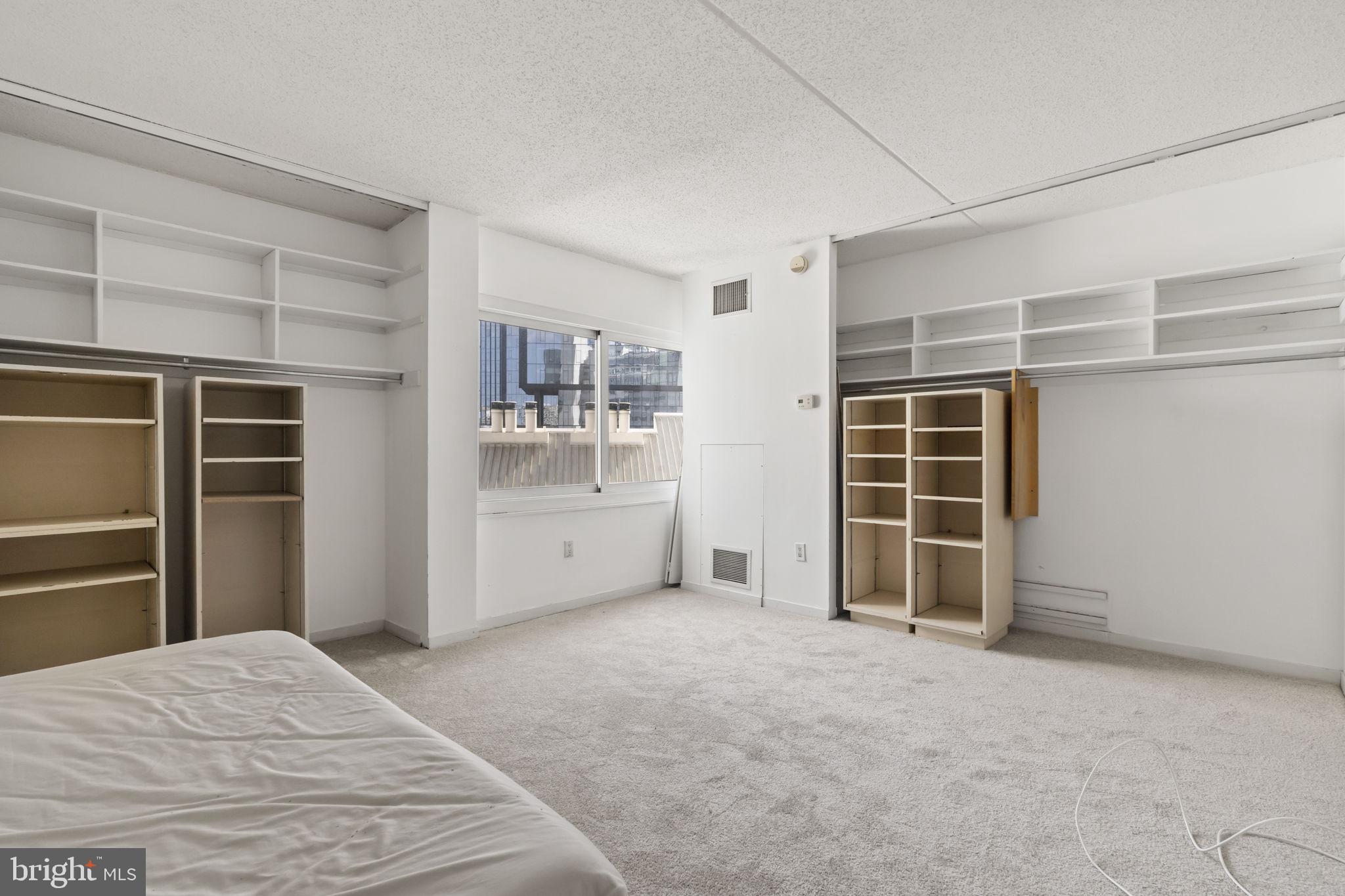 LOGAN SQUARE - Residential