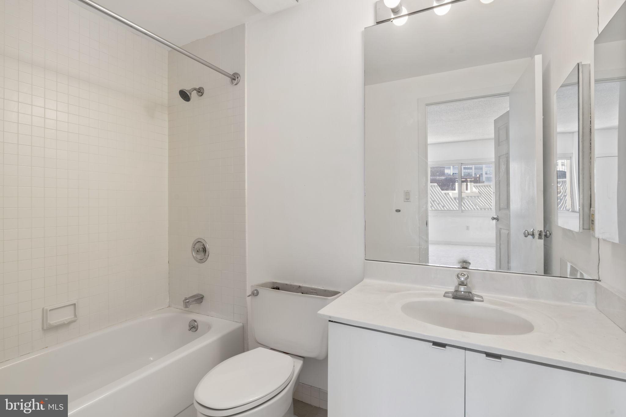 LOGAN SQUARE - Residential