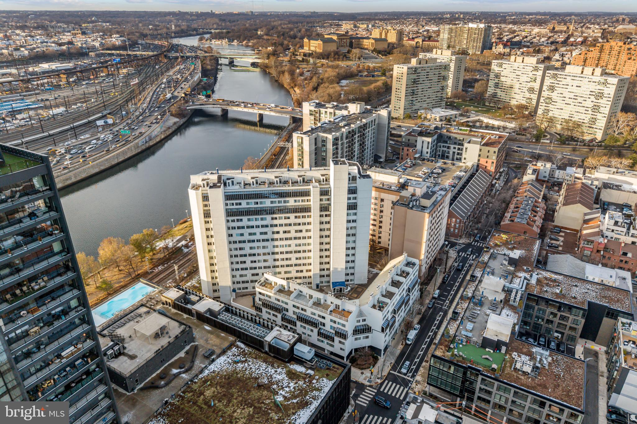 LOGAN SQUARE - Residential