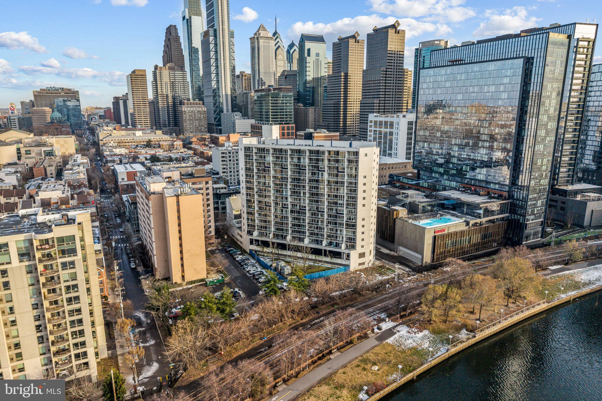 LOGAN SQUARE - Residential