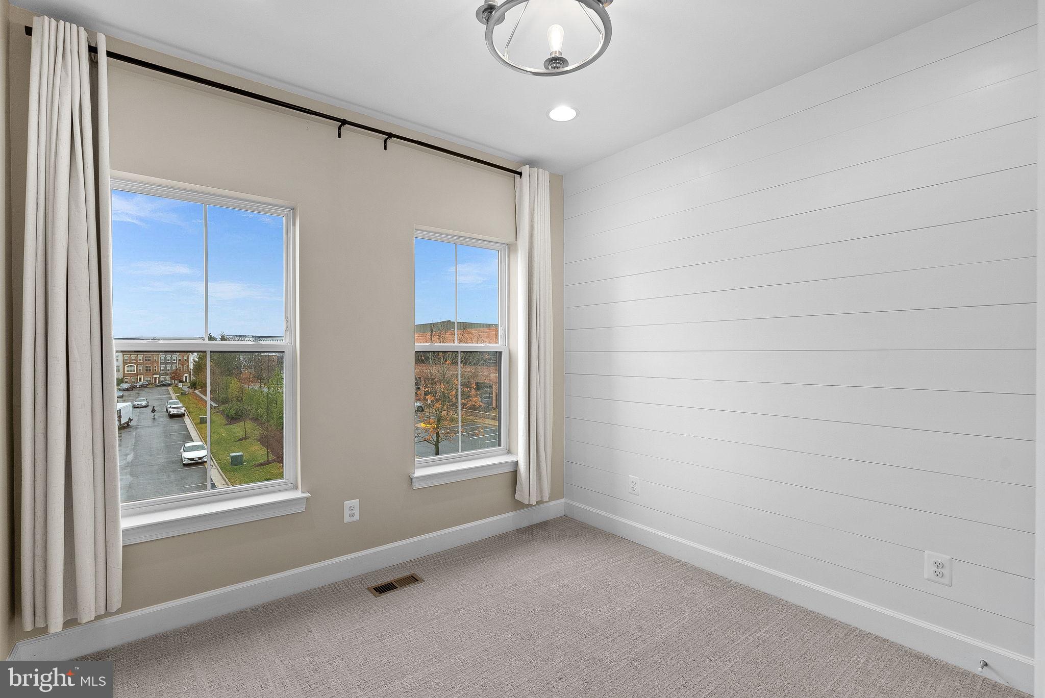 THE RETREAT AT WESTFIELDS - Residential