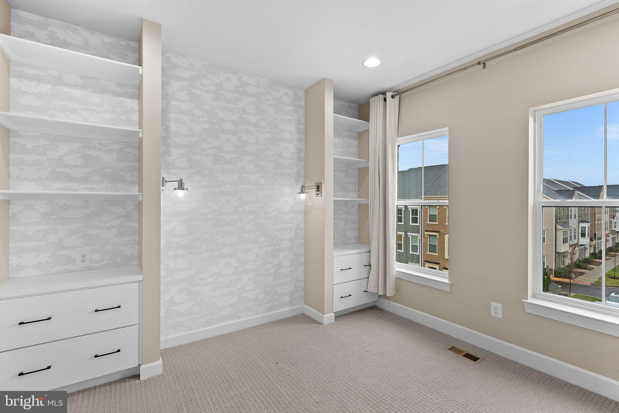 THE RETREAT AT WESTFIELDS - Residential