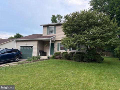 Photo of 49 E Lakeview Drive, LITTLESTOWN, PA 17340 (MLS # PAAD2024030)