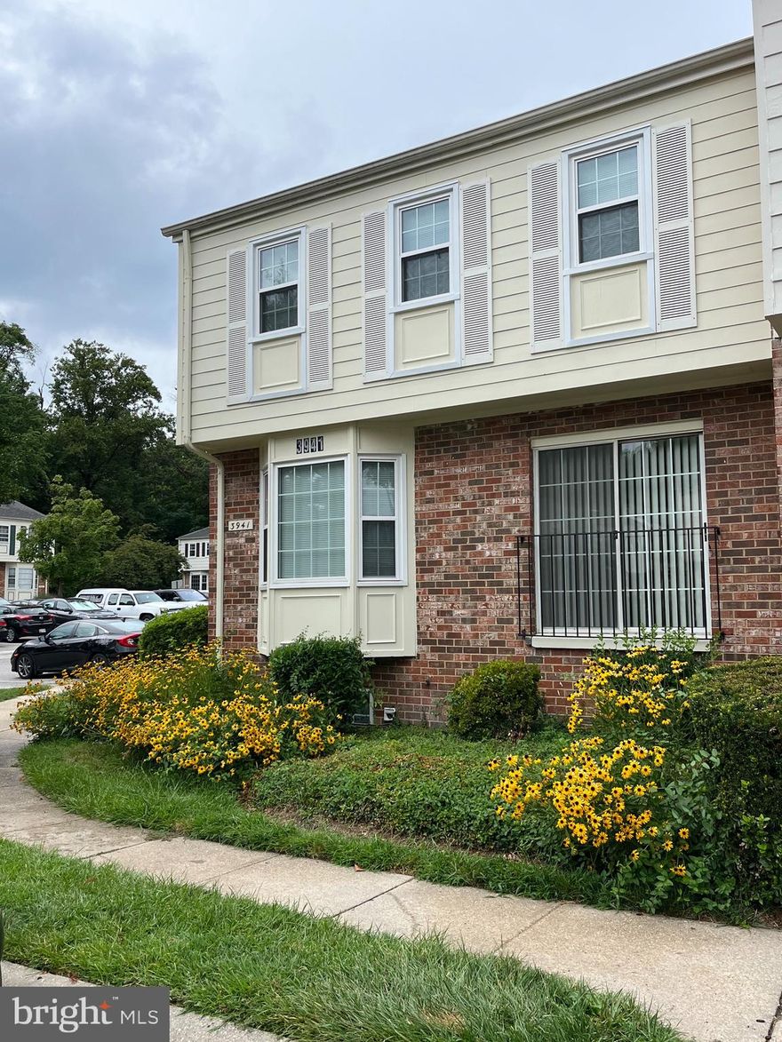 Updated and very Spacious end unit townhouse in Silver Spring.  Applicants must have  640 score credit and  $97,000+ Income.