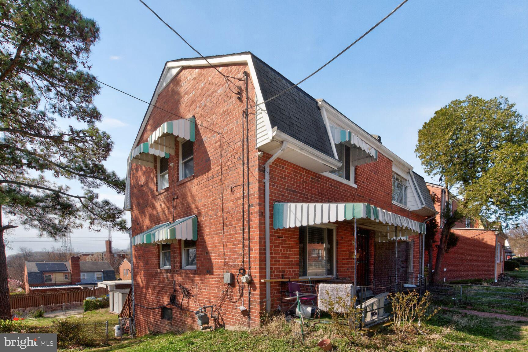 251 NICHOLSON STREET NE