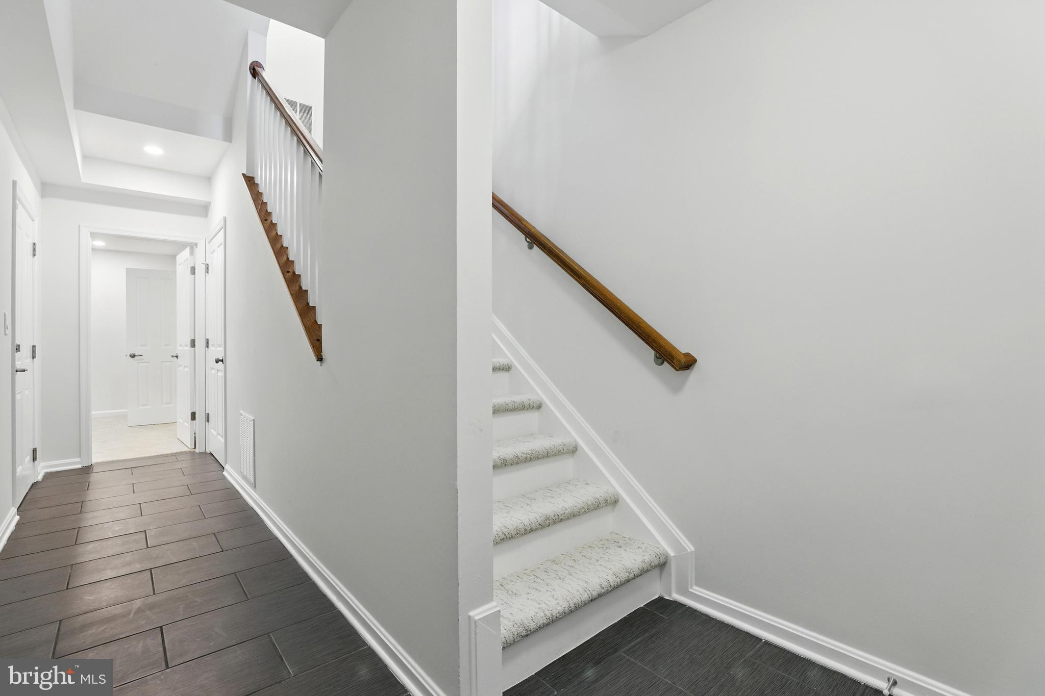 402 WOODCREST DRIVE SE