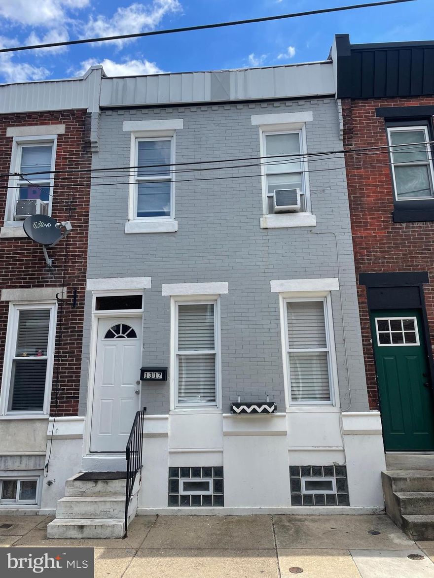 Super clean two-bedroom home with modern kitchen and bathroom. Basement with high ceilings, washer/dryer.
Two bedrooms, ample closets, large modern bathroom.