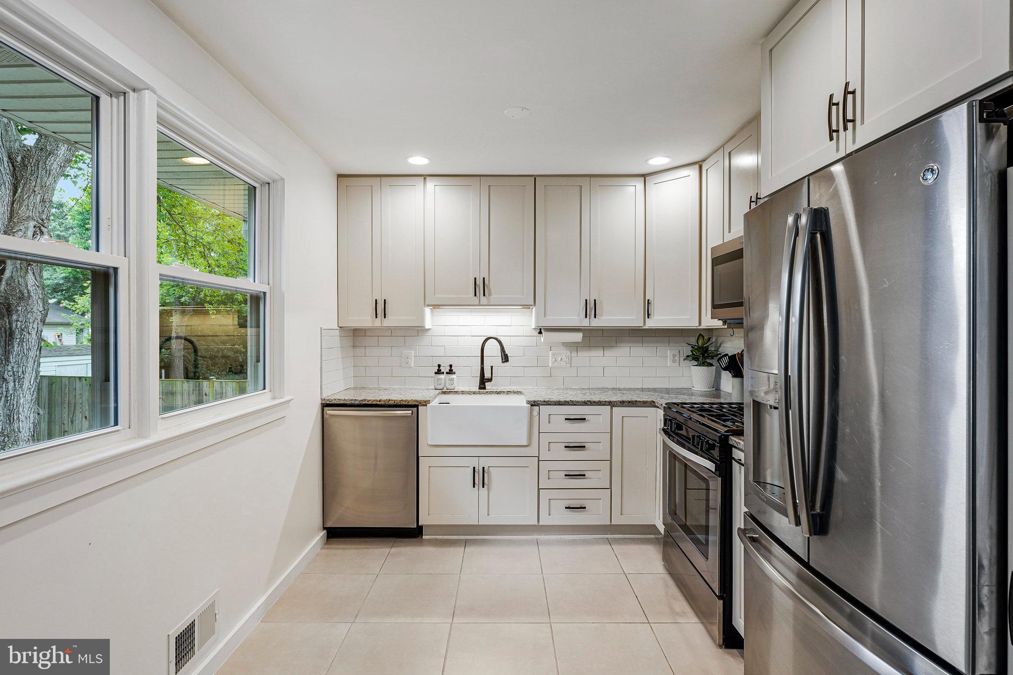 COUNTRY CLUB MANOR - Residential