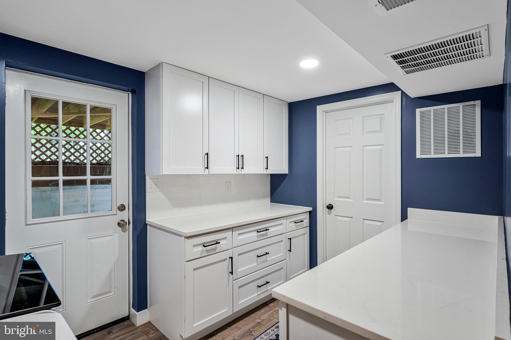 COUNTRY CLUB MANOR - Residential