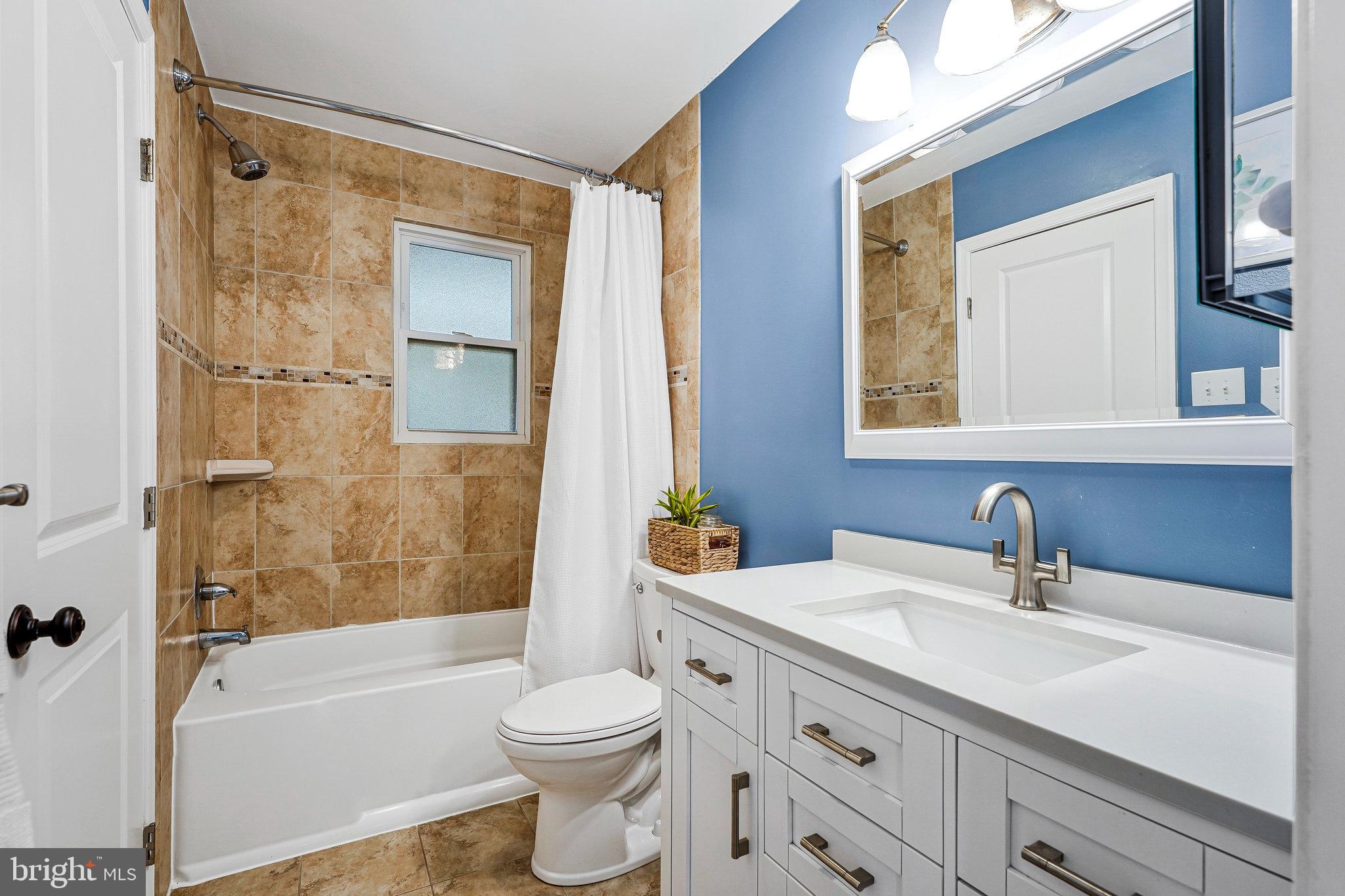 COUNTRY CLUB MANOR - Residential