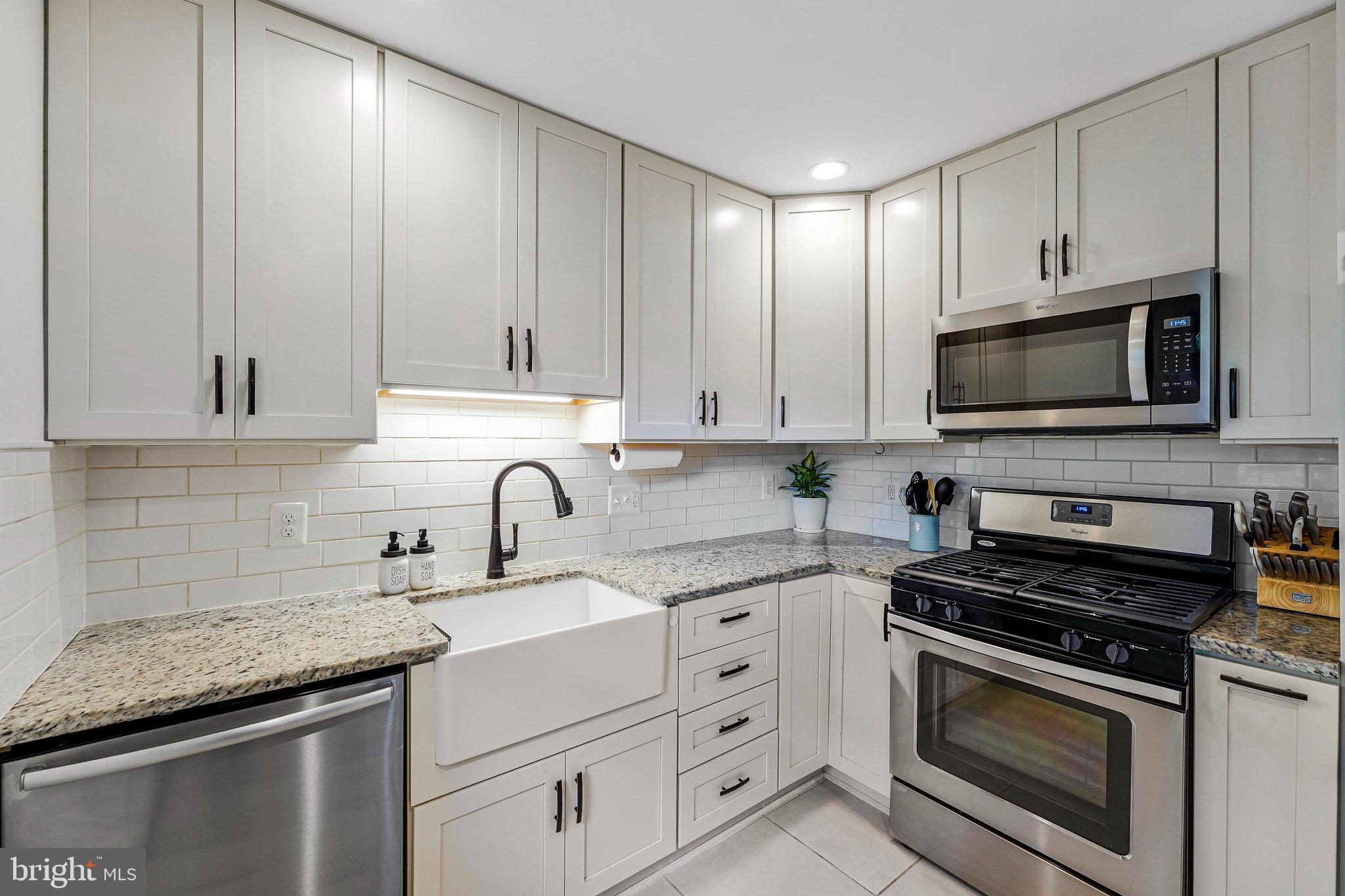 COUNTRY CLUB MANOR - Residential