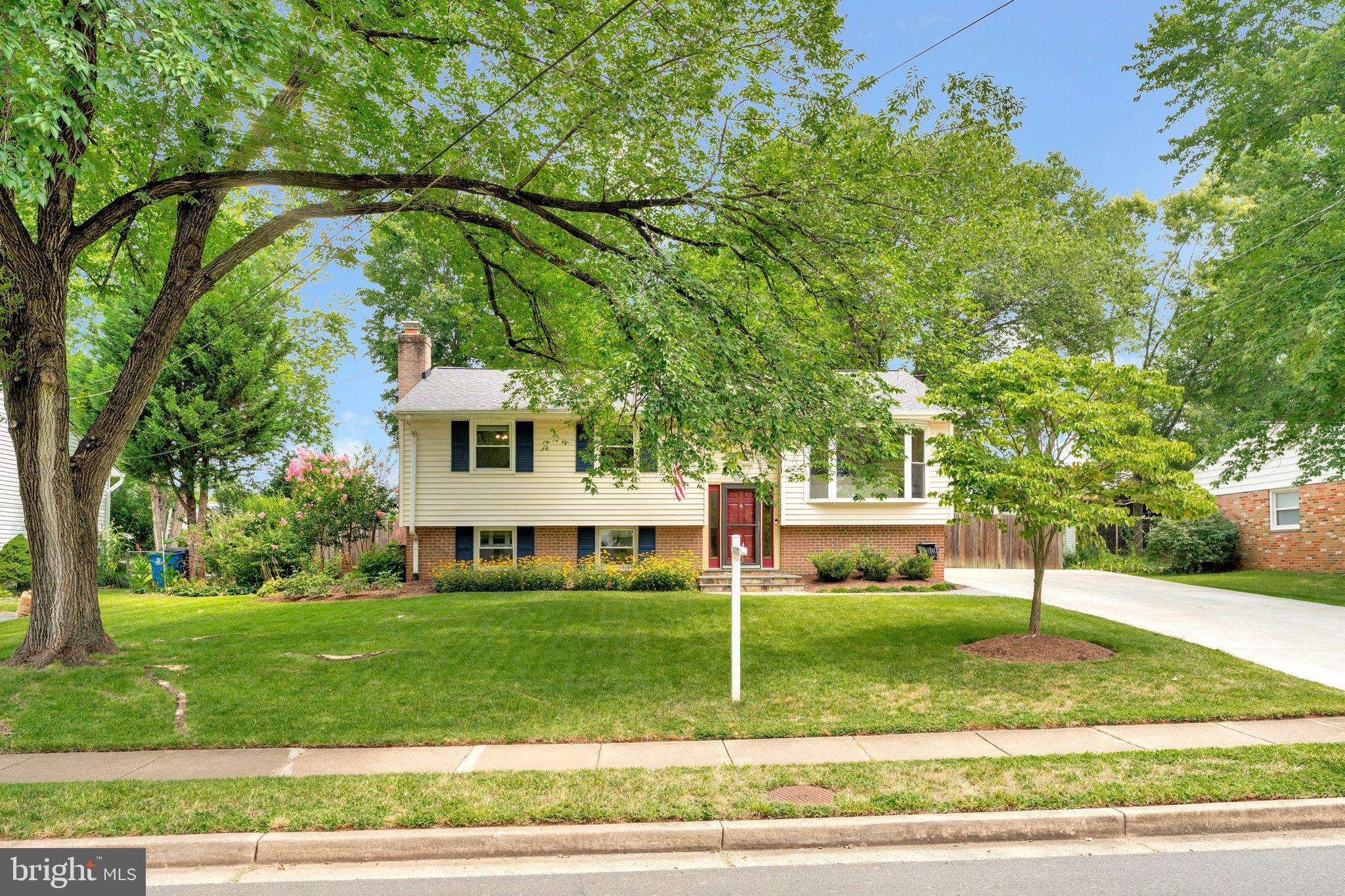 COUNTRY CLUB MANOR - Residential