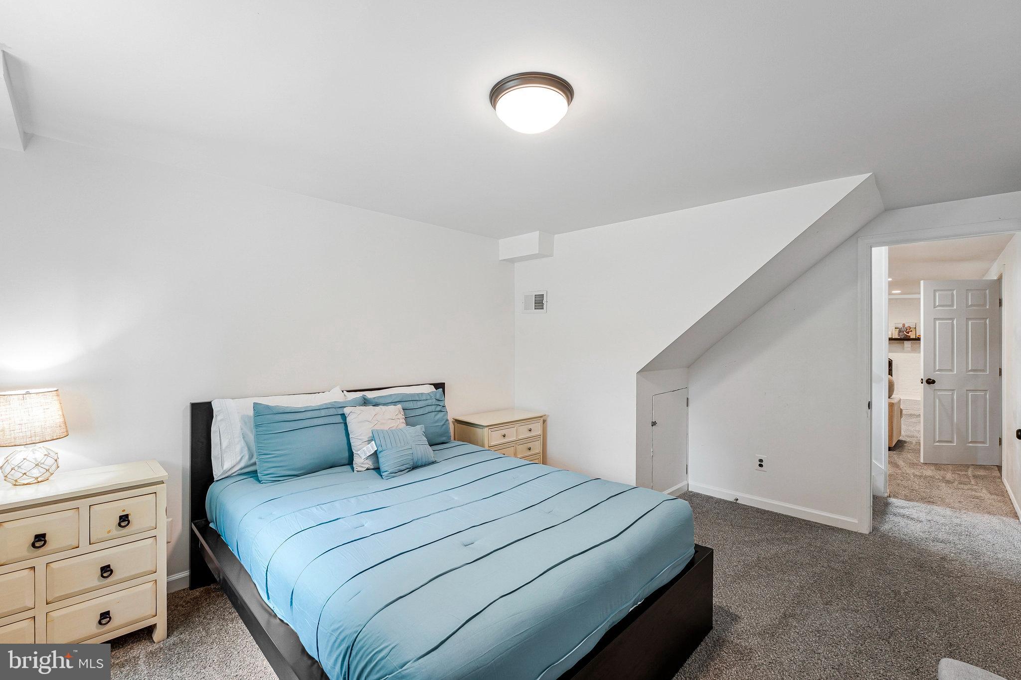 COUNTRY CLUB MANOR - Residential