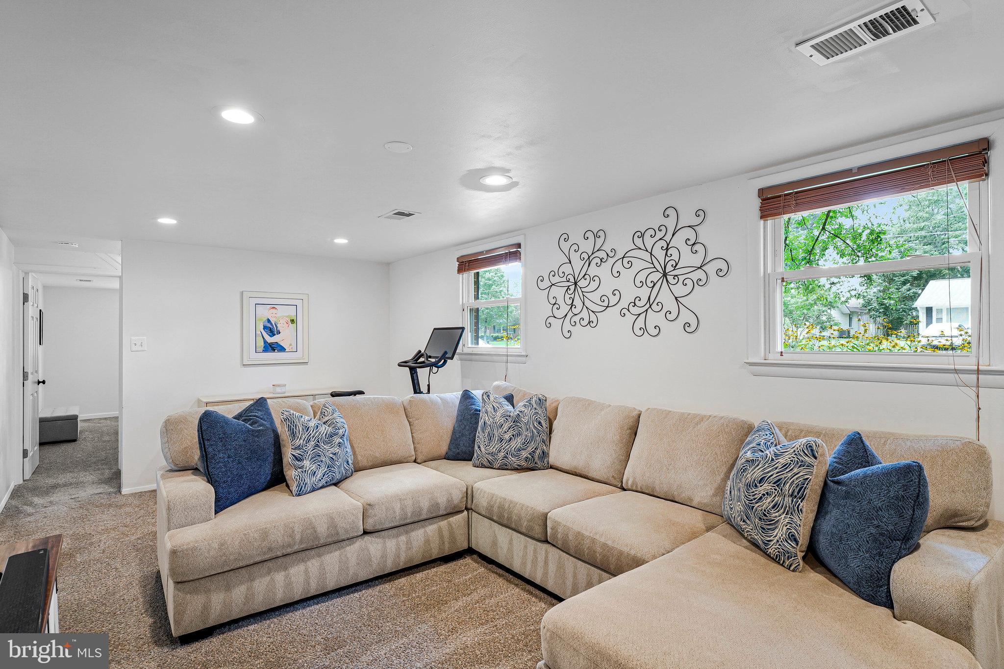 COUNTRY CLUB MANOR - Residential