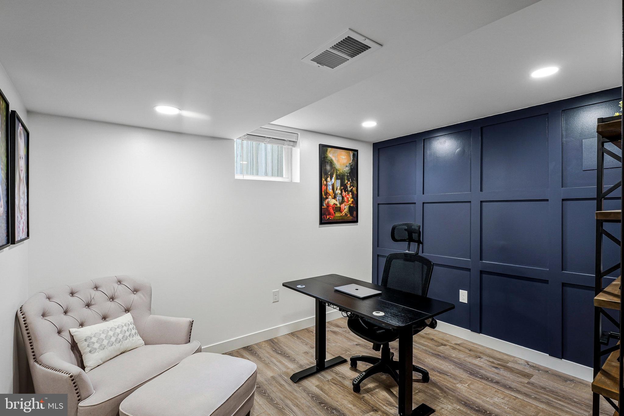 COUNTRY CLUB MANOR - Residential