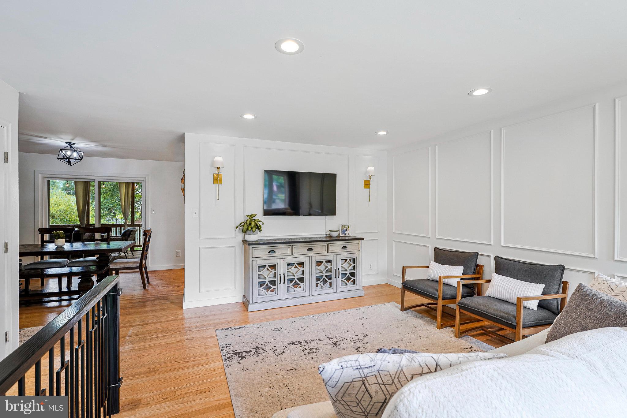 COUNTRY CLUB MANOR - Residential