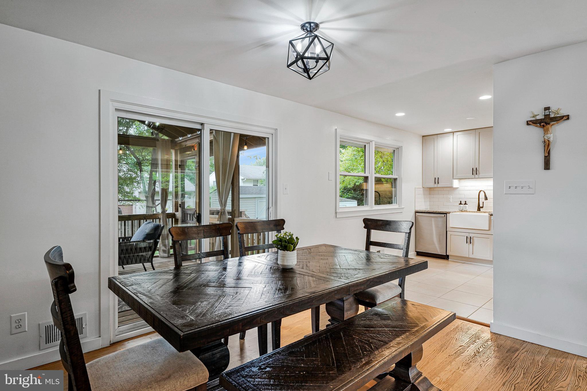 COUNTRY CLUB MANOR - Residential