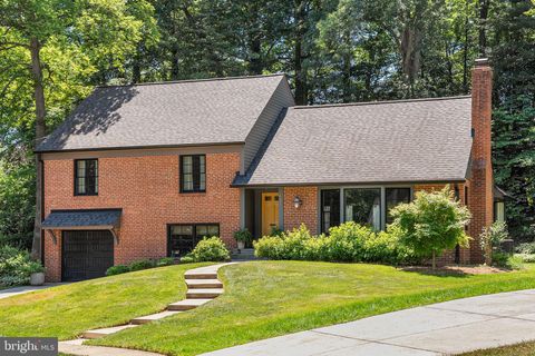 Photo of 825 Elaine Court, ALEXANDRIA, VA 22308 (MLS # VAFX2314196)