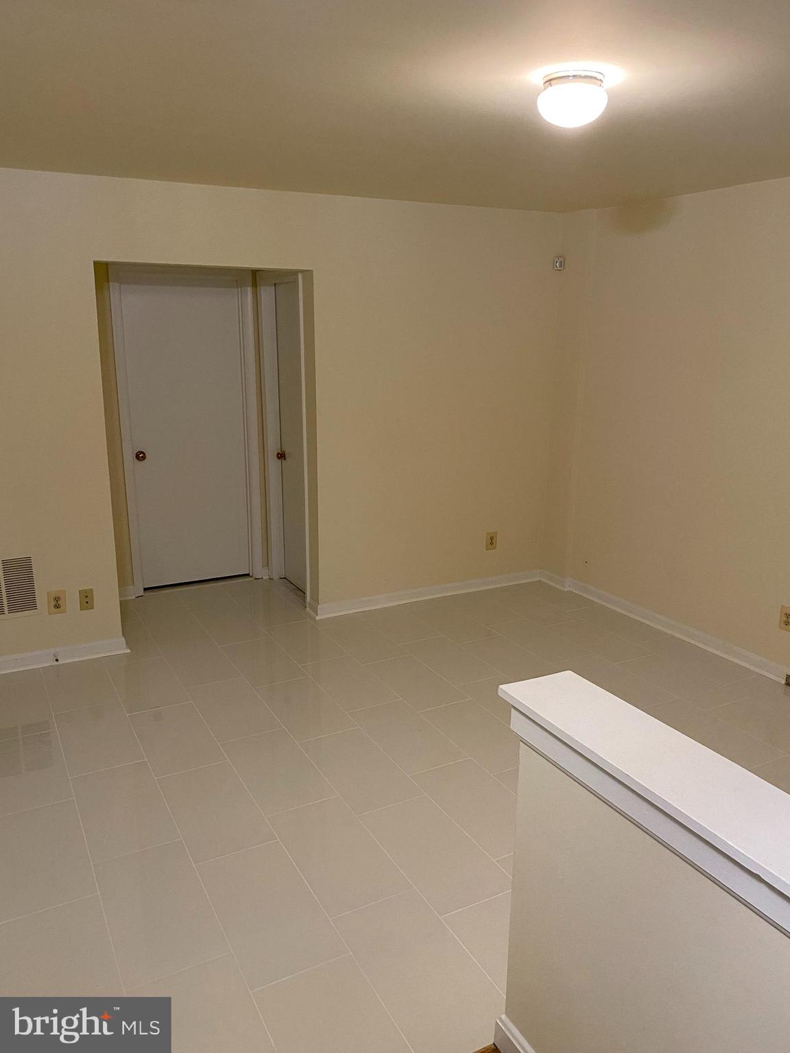 PICKWICK VILLAGE - Residential Lease