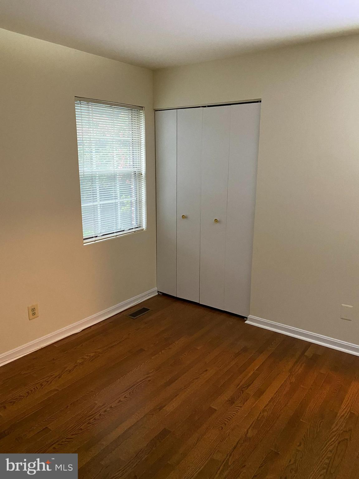 PICKWICK VILLAGE - Residential Lease