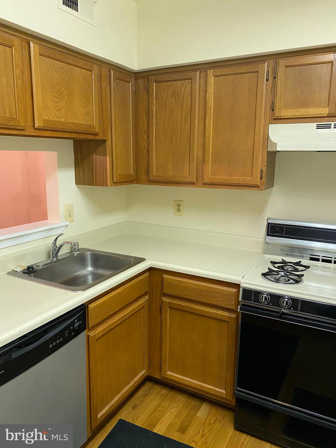 PICKWICK VILLAGE - Residential Lease