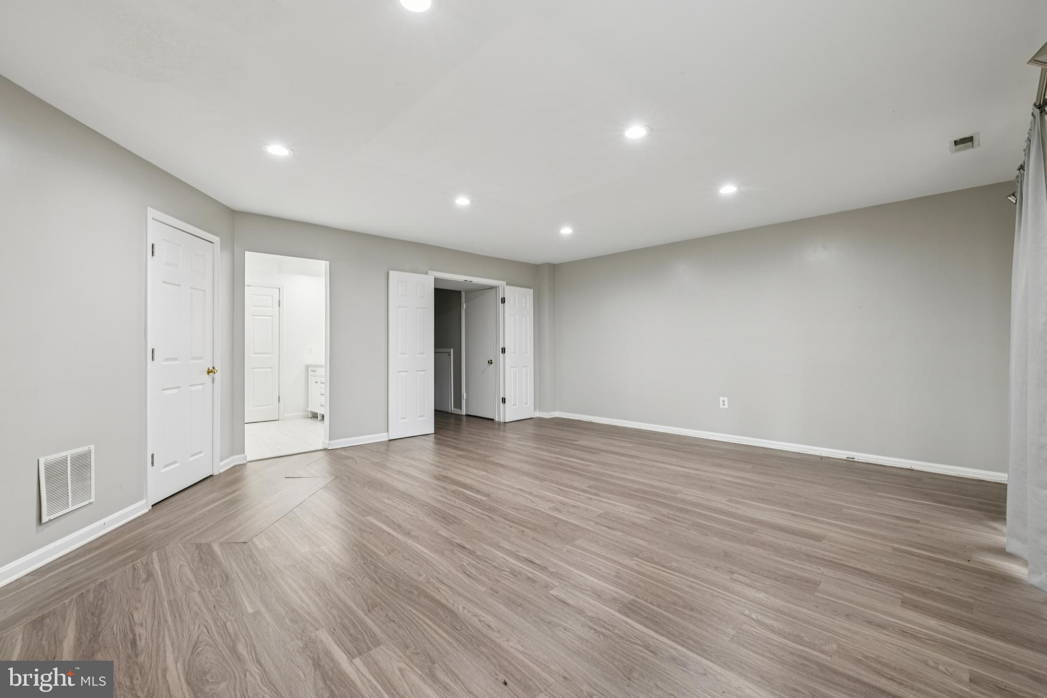 VALLEY STREAM ESTATES - Residential